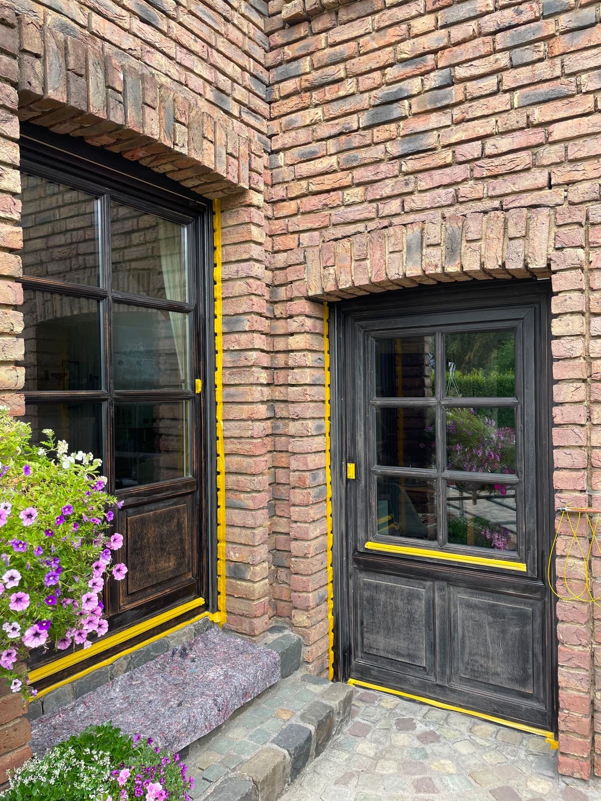 Fenster und Wetterschenkel während des Anstrichs, sorgfältig abgeklebt