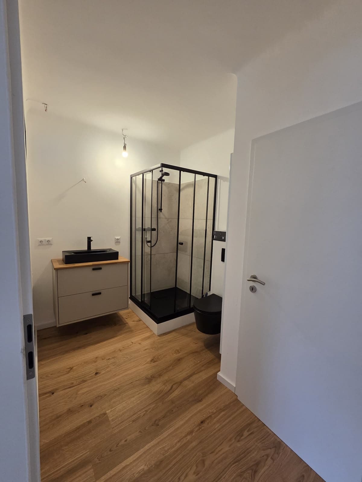 Fertig saniertes Badezimmer mit Dusche — nachher