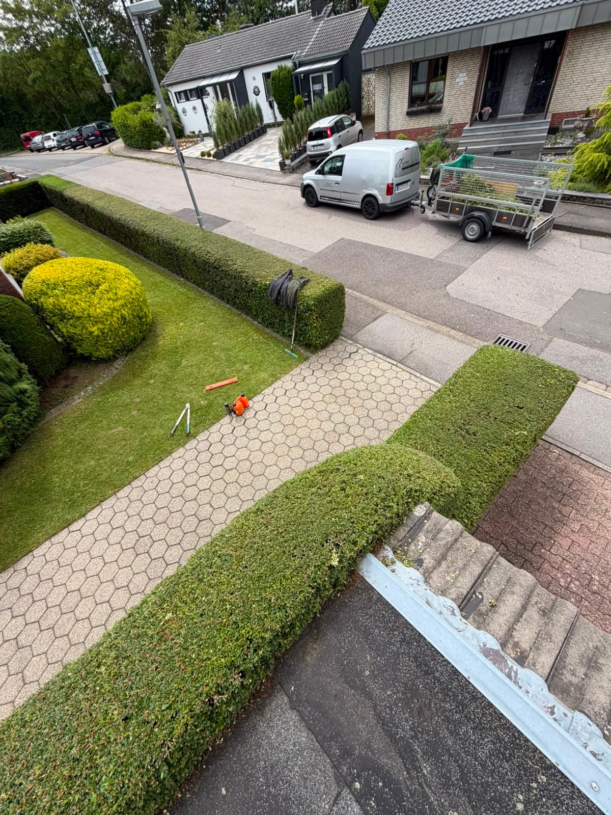 Heckenschnitt und Gartenpflege an einem Wohnhaus